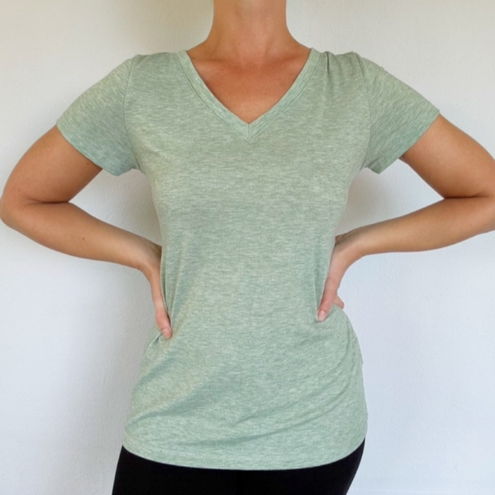 Automet light sage green v-neck short sleeve stretch tee size small